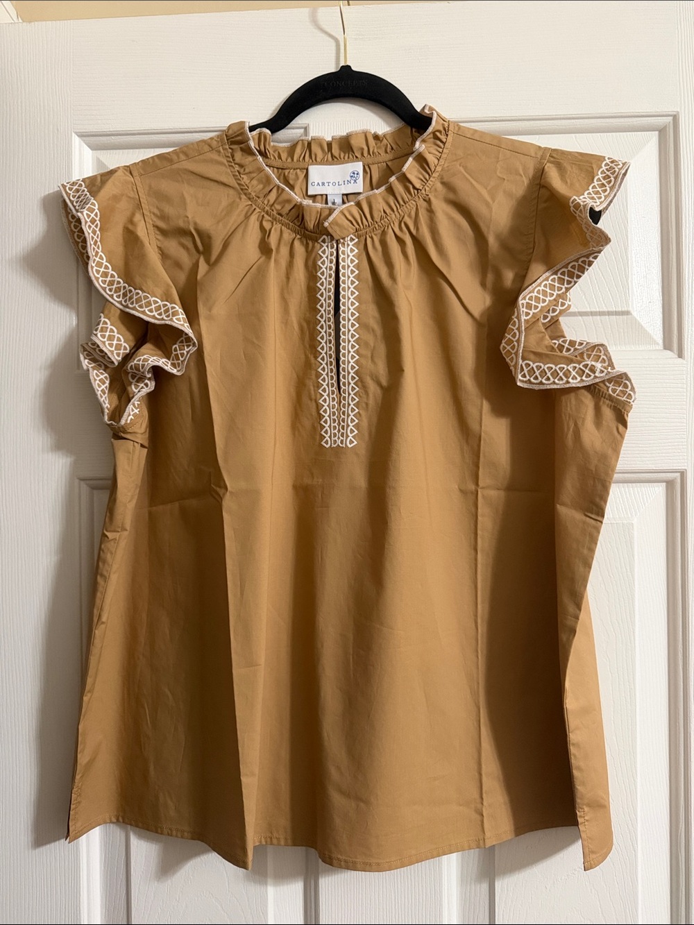 NWT Cartolina Nantucket Tan and White Flutter Sleeve Ruffle Embroidered Blouse L
